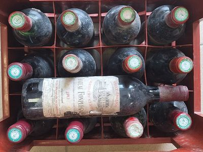 plusieurs bouteilles de vin rangées dans une boîte rouge