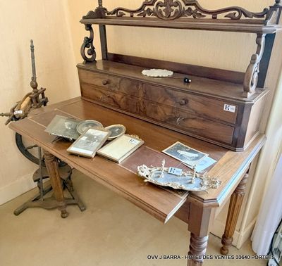 Bureau Louis Philippe en noyer et ronce de noyer, modèle à g…
