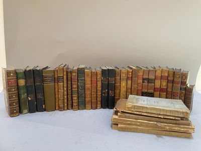 un grand nombre de livres empilés les uns sur les autres