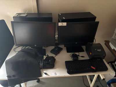 Deux ordinateurs de bureau comprenant : écrans plats HP, uni…