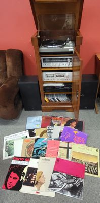 beaucoup de disques par terre, à côté d'une chaise