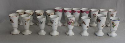 un grand nombre de vases posés sur une table