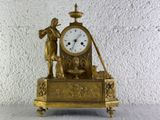 une horloge en or posée sur une table