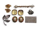 un assortiment de bijoux comprenant une broche, des boucles d'oreilles et un bracelet