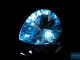 gros plan d'un diamant bleu sur une surface noire