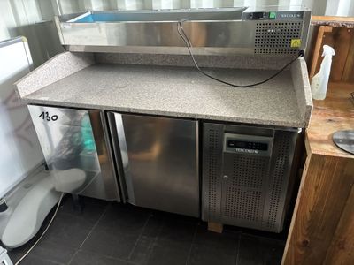 une image d'une cuisine avec un évier et un réfrigérateur