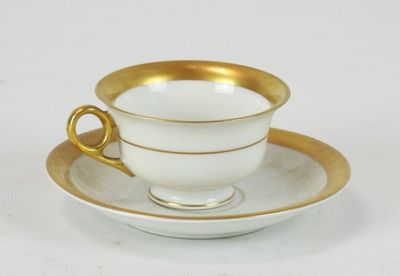 une tasse et une soucoupe sur une table blanche