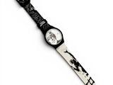 une image représentant une montre-bracelet au design en noir et blanc