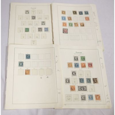 deux pages d'un livre, sur lesquelles figurent des timbres, posées sur une table