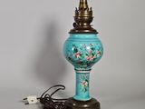 une image représentant une lampe bleue et dorée ornée de fleurs
