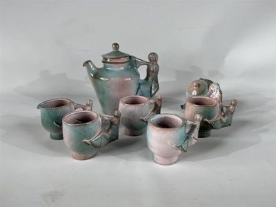 un groupe de vases posés sur une table