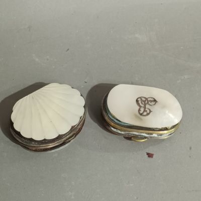 two small shells are sitting on top of a table next to each other