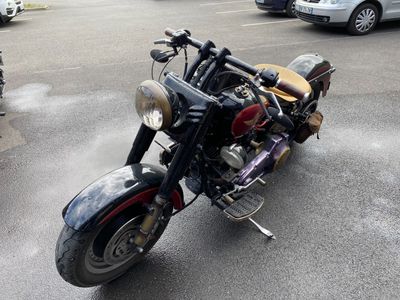 une moto qui est garée dans un parking