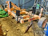 l'image d'une machine posée dans la terre