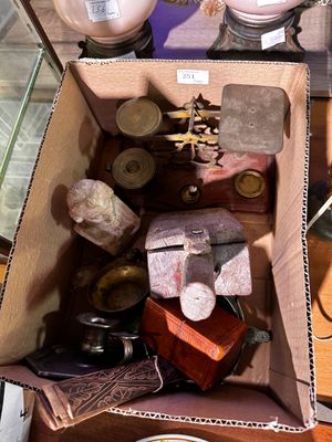 une boîte remplie d'objets assortis posée sur une table