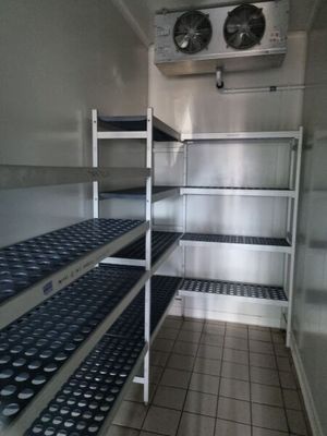 une pièce avec beaucoup d'étagères et un ventilateur à l'intérieur