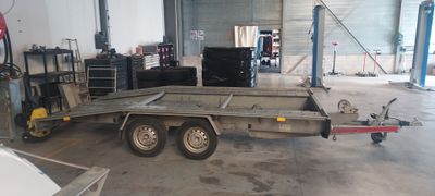 une remorque à plateau dans un entrepôt