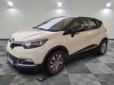 une voiture blanche est garée sur le sol à carreaux d'un garage