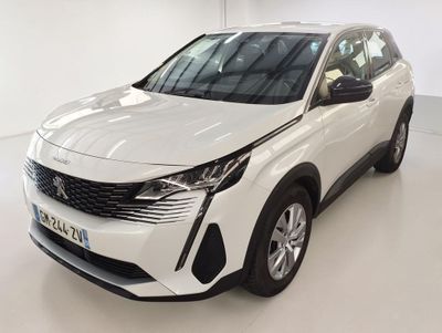 La voiture blanche est garée dans une pièce blanche au sol blanc.