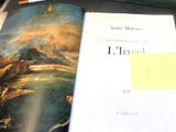 un livre ouvert sur un bureau, avec un stylo et un bloc-notes