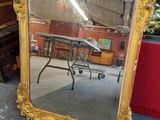 un miroir posé par terre à côté d'un piano