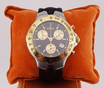 une montre posée sur un oreiller