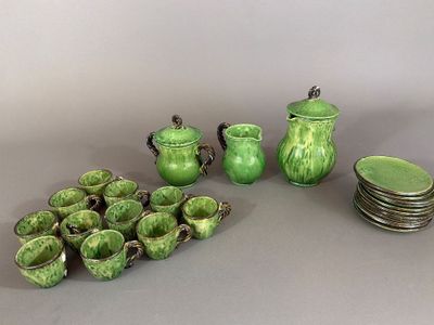de nombreux objets en poterie verte posés sur une table