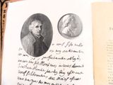 un vieux livre sur lequel figurent l'image d'un homme et d'une pièce de monnaie