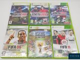 quatre jaquettes de jeux Xbox représentant différents jeux de football, posées sur une table