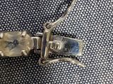 un gros plan d'un bracelet en argent orné d'une pierre en cristal
