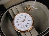 une montre de poche en or avec des chiffres romains