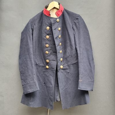 une image représentant un manteau militaire accroché à un mur