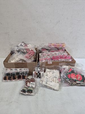une boîte d'objets assortis posée sur une table