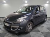 la photo d'une voiture grise garée dans un garage