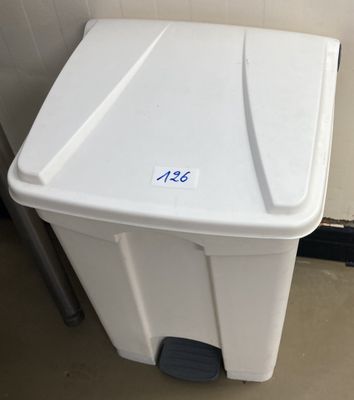 une poubelle blanche avec un autocollant bleu dessus