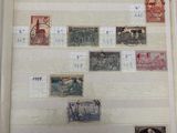 une photo d'une photo d'une collection de timbres exposée