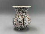 une image représentant un vase orné de fleurs