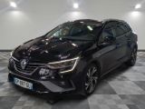 la voiture noire est garée dans le garage sur un sol en damier