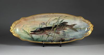 une image représentant une assiette décorative sur laquelle est peint un poisson