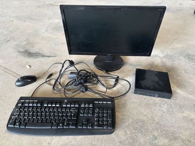 un clavier, une souris et un écran posés par terre
