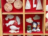 une vitrine remplie de différentes sortes de poteries