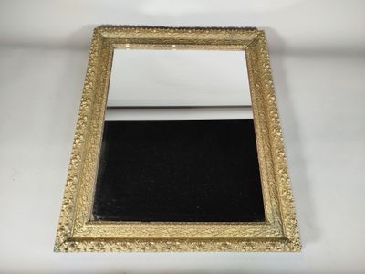 un cadre doré ancien avec un passe-partout en velours noir sur un fond blanc