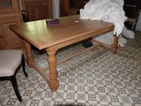 une table en bois sur laquelle est posé un livre