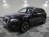 L'Audi QX noire est garée dans le garage.