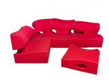 un canapé rouge posé sur une surface blanche