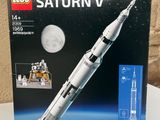 La fusée Saturn V de la série Lego « NASA Apollo » est dans sa boîte