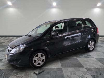 la photo d'un monospace noir garé dans un garage