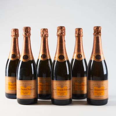 six bouteilles de champagne sont alignées