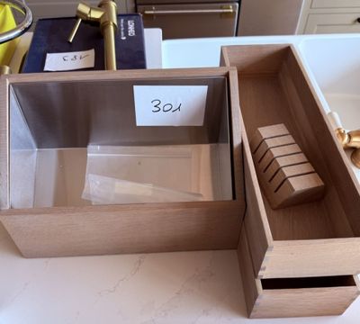 une boîte en bois contenant un couteau, posée sur un comptoir