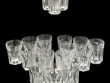 un grand nombre de verres posés sur une table